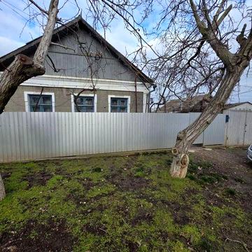 Отдельностоящий дом с газом, удобствами и участком.