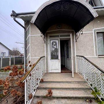 Великий двоповерховий будинок в с. Мамаївці