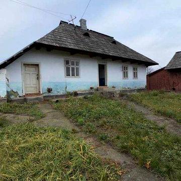 Продається 25 соток та стареньке господарство в селі Молодія