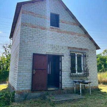 Суміжні дві ділянки з будинками