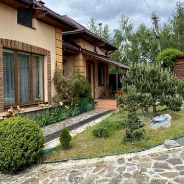 Продаж добротного заміського будинку з великою ділянкою