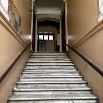 В продаже 6-ти комнатная квартира в центре.