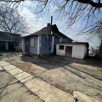 Продам будинок з просторим двором.