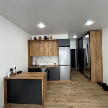 Без комісії! Таун з двориком та вбудованими меблями!