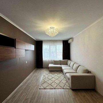 +Трикімнатна квартира з ремонтом та просторою кухнею