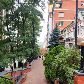 Василя Тютюнника вул. (Анрі Барбюса), 22-26