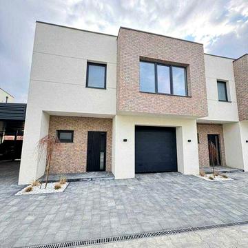 Продається боковий таунхаус 135 м2 з гаражем в містечку закритого типу