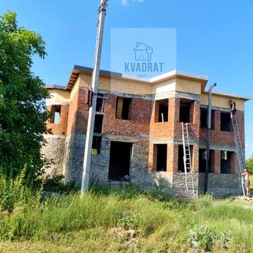 Продам компактний двоповерховий будинок у затишній локації