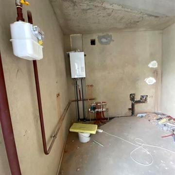 Однокімнатна Квартира з частковим ремонтом . Оформлення мінімальне.