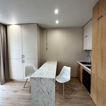 Вільна 1к кв -студія в центрі