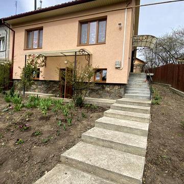 Продається 1/2 будинка