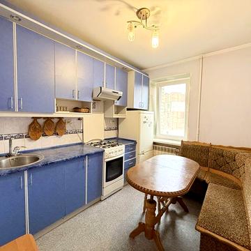 Тепла та затишна квартира в хорошому стані з меблями і технікою