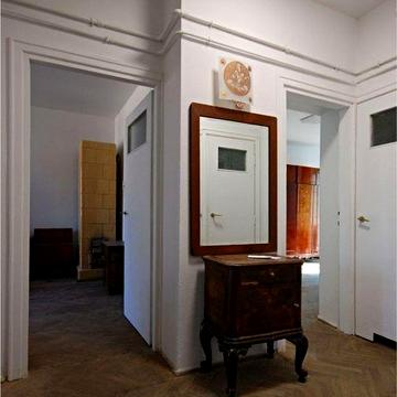 Здається двох кімнатна квартира.  Власником