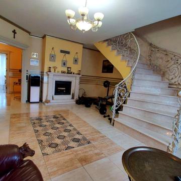 Продаж велика квартира новобудова з гаражем  вул. Мікльоша