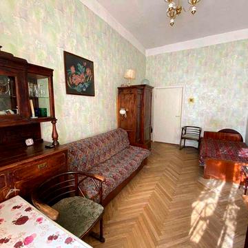 Назарівська, 15 ЦЕНТР Продам 1но кімнатну на 1му поверсі