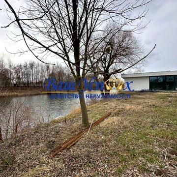 Продажа современного  дома с выходом на озеро. В городке.