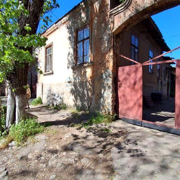 Будинок общая.84,2, жил.27,4 этаж 42,1