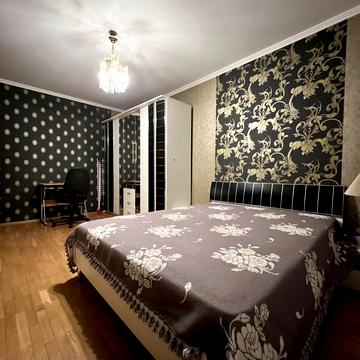 Оболонська вул., 12