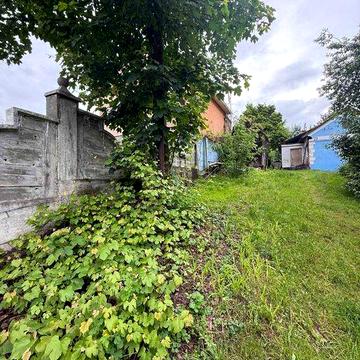 Продається земельна ділянка з житловими будинками по Вул. Фастівській