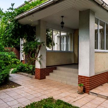 Зоряна вул., 8