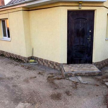 Продам частину будинка з гаражем і госпродарчими  будівлями