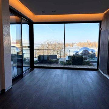 Елітна квартира в центрі міста. Панорама на озеро.