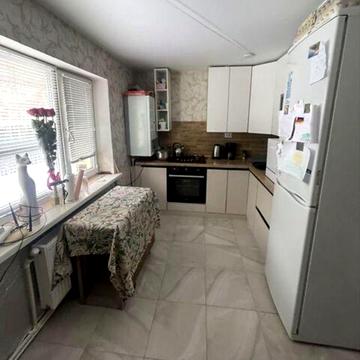 Продам частину будинка з гаражем і госпродарчими  будівлями