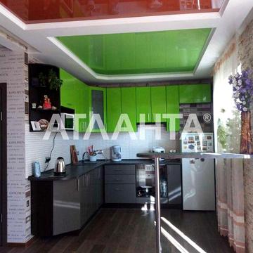 Дом с гостевым домиком и ухоженным двориком.