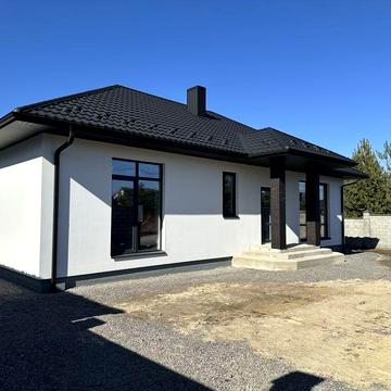 Сучасний стильний новий будинок в місті