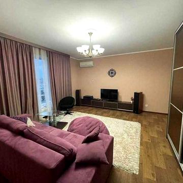 Здається в оренду простора квартира на Космічній