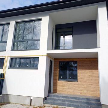 Ціну знижено для однієї половинки!Готовий до ремонту  будинок !