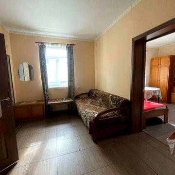 Однокімнатна квартира з двориком