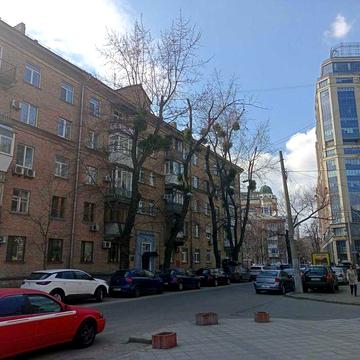 Велика двокімнатна сталінка на Печерську (неподалік від Лаври)