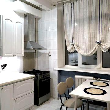 Простора квартира з газом поруч зі стильним сквером та метро