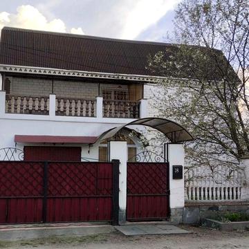 Продаж будинку із земельною ділянкою