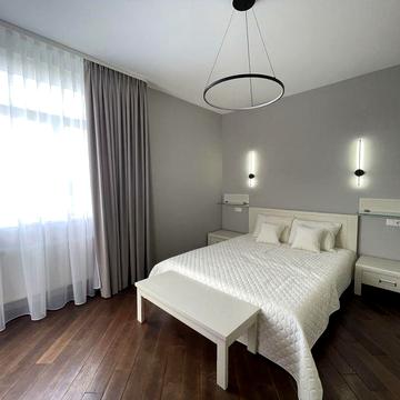 2-кімнатна квартира з високими стелями та другим світлом на Коновальця