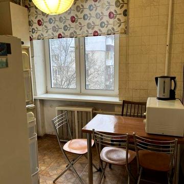 Простора трикімнатна в центрі столиці біля метро