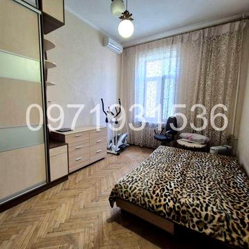 Здам в оренду трикімнатну в центрі біля цирку. .