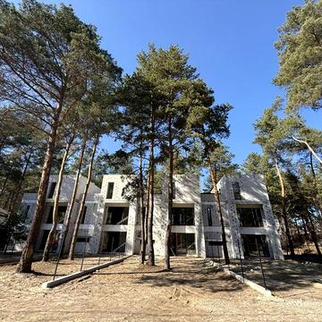 Таунхаус в хвойному лісі з газом, закрита територія, асфальт,сусіди