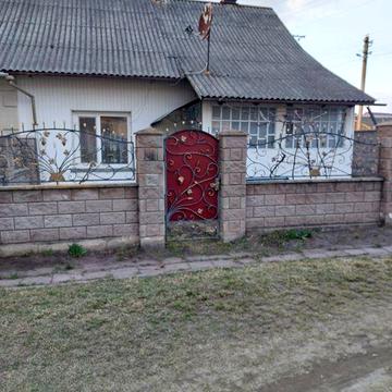 Цегляний будинок з надвірними спорудами