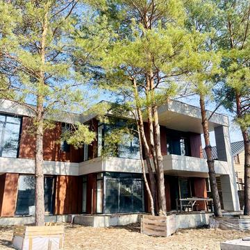 Козин, Дамба, сучасний будинок на ділянці у лісі.