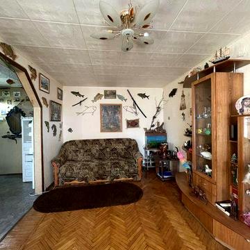 Продаю 2-кімнатну квартиру в районі річкового порту.