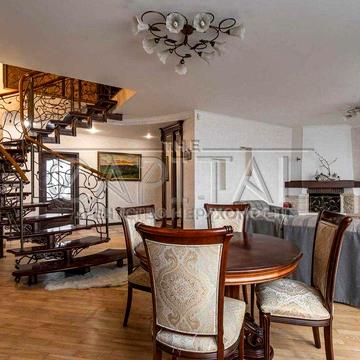 Пентхаус знаходиться по вулиці Валерія Лобановського 126-Г