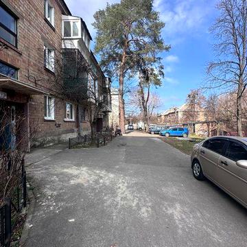 Двокімнатна квартира з ремонтом в спальному районі Києва