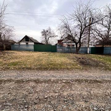 Будинок (сарай,літня кухня,погреб,господарські будівлі,невеликий гараж