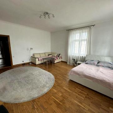 Здається в оренду двокімнатна квартира в центрі міста.