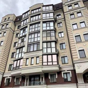 Центр вільна гарна квартира парковка у дворі