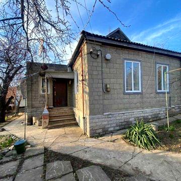 Продається затишний цегляний будинок з флігелем та зручностями в місті