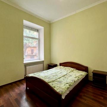 Продам 2-к квартиру в центрі міста біля Університету