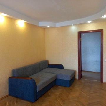 Ратушного, 5. Оренда просторої двокімнатної на Батиєвій горі.